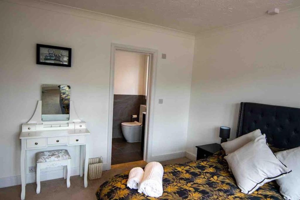 1 Bedroom Self Contained Apartment In Christchurch Winkton Екстер'єр фото