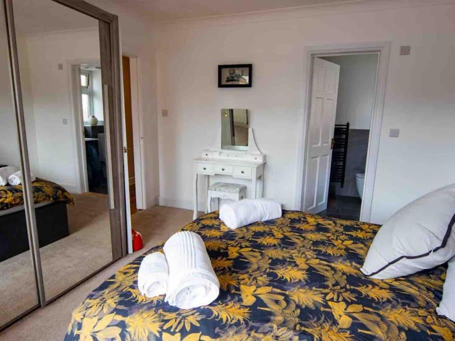 1 Bedroom Self Contained Apartment In Christchurch Winkton Екстер'єр фото