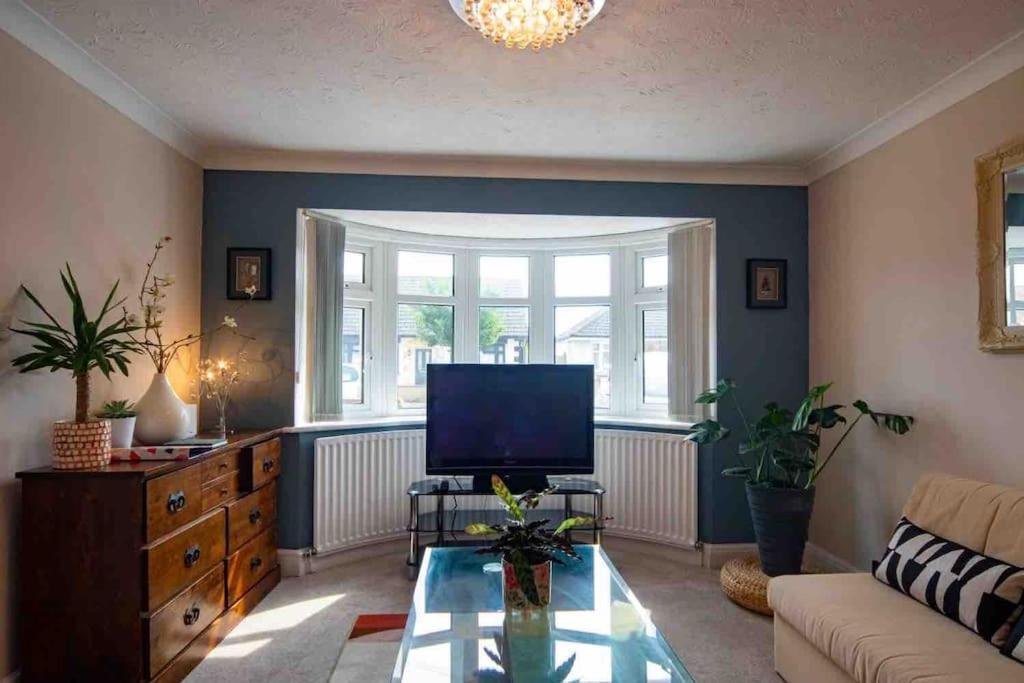 1 Bedroom Self Contained Apartment In Christchurch Winkton Екстер'єр фото